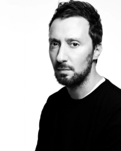 Anthony Vaccarello deixa a direção criativa da Saint Laurent após 10 anos 
