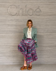 De visual novo, Maria Braz prestigia desfile de verão 2027 da Chloé