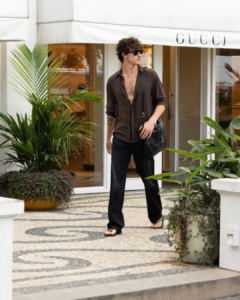 De bolsa Gucci e chinelo: Shawn Mendes passeia pelo Rio com look casual chic