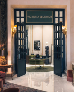 Victoria Beckham inaugura pop-up no Le Bistrol em Paris