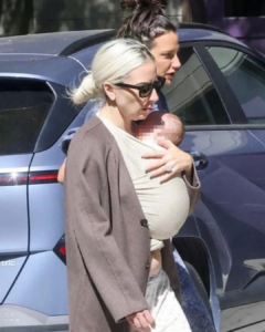 Lady Gaga dá à luz ao seu primeiro filho após gestação mantida em sigilo 